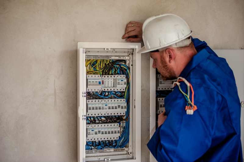 electricite-LE CANNET DES MAURES-min_electrician-2755683